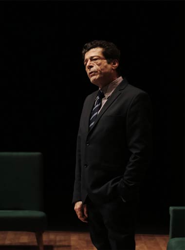 Carlos Paulo (2016) em “O Último dos Românticos”, espectáculo comemorativo dos 44 anos do teatro Comuna.