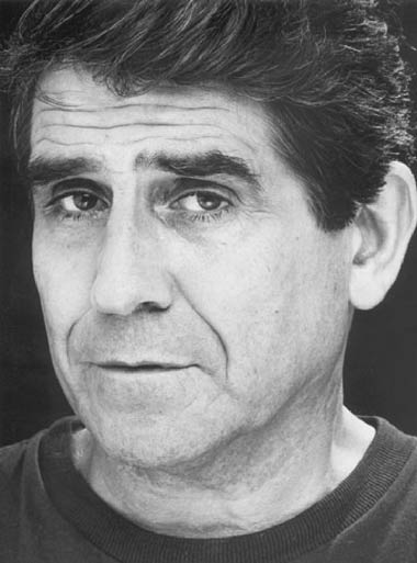 Carlos Paulo (2016) em “O Último dos Românticos”, espectáculo comemorativo dos 44 anos do teatro Comuna.